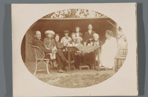 Portrait of the Fontein family around a table in a garden
