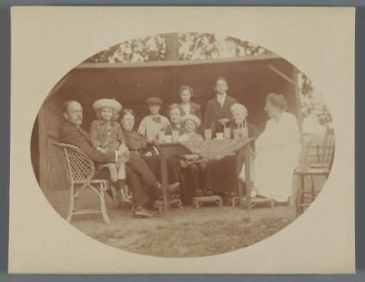 Portrait of the Fontein family around a table in a garden