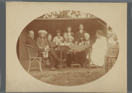 Portrait of the Fontein family around a table in a garden