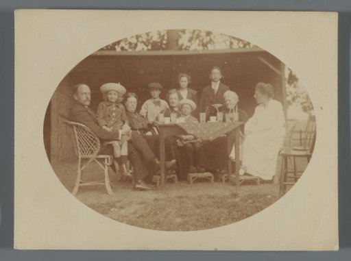 Portrait of the Fontein family around a table in a garden