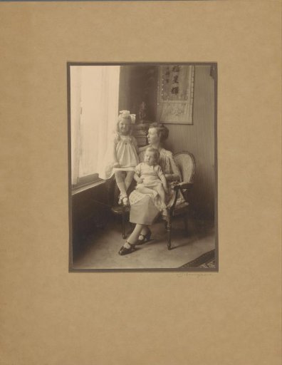 Portrait of presumably J.H. Marmelstein and children