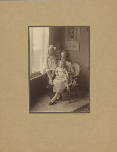 Portrait of presumably J.H. Marmelstein and children