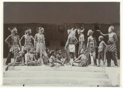Play by Javanese in costume