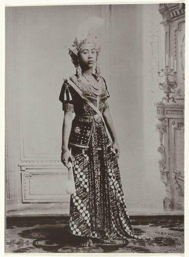Portrait of a Javanese woman holding a fan and wearing a crown
