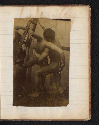 Studie van een mannelijk naaktmodel, worstelend met pop, in het atelier van Jacques de Lalaing