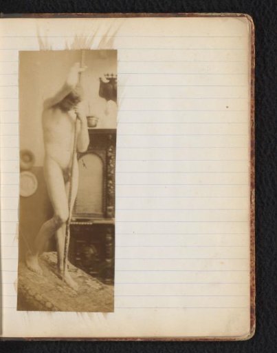 Studie van een mannelijk naaktmodel, staand, in het atelier van Jacques de Lalaing