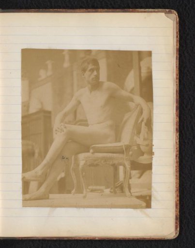 Studie van een mannelijk naaktmodel, zittend op een fauteuil, in het atelier van Jacques de Lalaing
