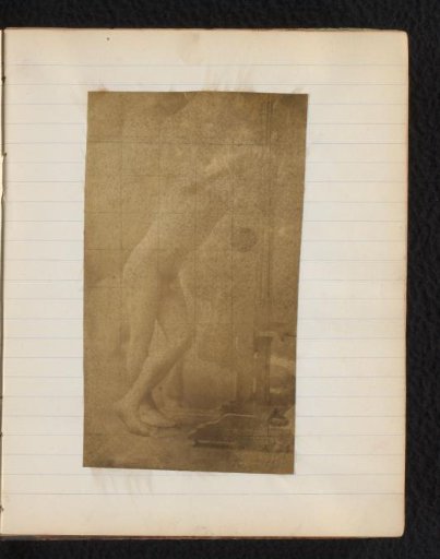 Studie van een mannelijk naaktmodel, staand en leunend tegen een schildersezel, in het atelier van Jacques de Lalaing