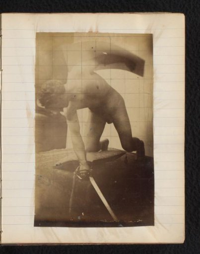 Studie van een mannelijk naaktmodel, op de knieën met een zwaard en schild in de handen, in het atelier van Jacques de Lalaing