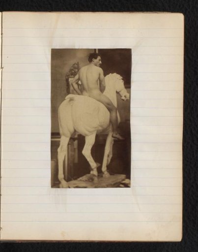 Studie van een mannelijk naaktmodel, gezeten op een gipsen paard, in het atelier van Jacques de Lalaing, mogelijk voorstudie voor Ruiterportret, Museum voor Schone Kunsten Gent