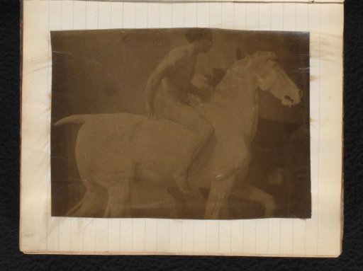 Studie van een mannelijk naaktmodel, gezeten op een gipsen paard, in het atelier van Jacques de Lalaing, mogelijk voorstudie voor Ruiterportret, Museum voor Schone Kunsten Gent