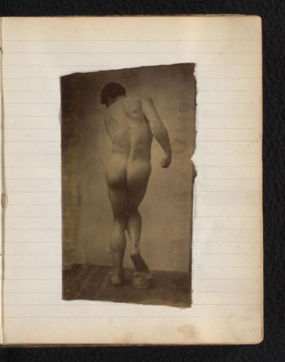 Studie van een mannelijk naaktmodel, staand en op de rug gezien, in het atelier van Jacques de Lalaing