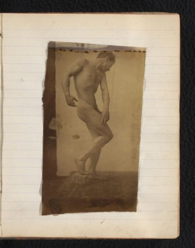 Studie van een mannelijk naaktmodel, staand en van opzij gezien, in het atelier van Jacques de Lalaing