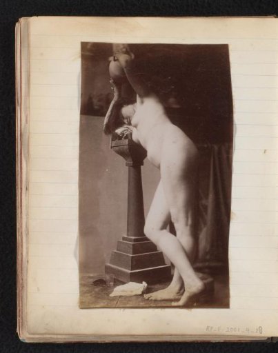 Studie van een vrouwelijk naaktmodel, schuin van voren gezien, in het atelier van Jacques de Lalaing, voorstudie voor cirkelvormige fontein