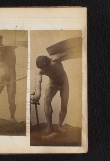 Studie van een mannelijk naaktmodel, staand gebogen met zwaard en schild in de handen, in het atelier van Jacques de Lalaing