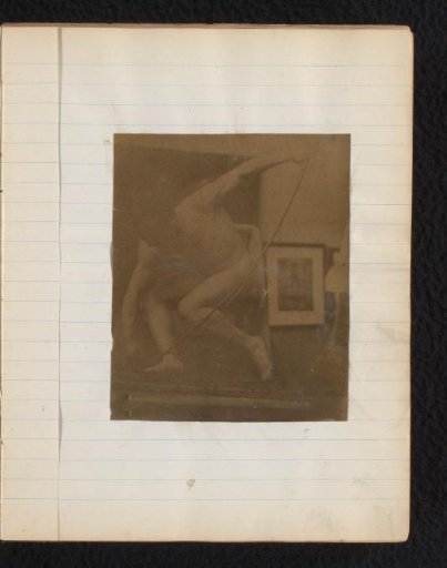 Studie van een mannelijk naaktmodel, gehurkt met een boog in de hand, in het atelier van Jacques de Lalaing