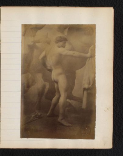 Studie van een mannelijk naaktmodel, staand tegen de achtergrond van een monumentale muurschildering van paarden, in het atelier van Jacques de Lalaing