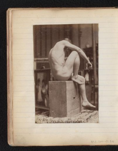 Studie van een mannelijk naaktmodel, zittend en van opzij gezien, in het atelier van Jacques de Lalaing