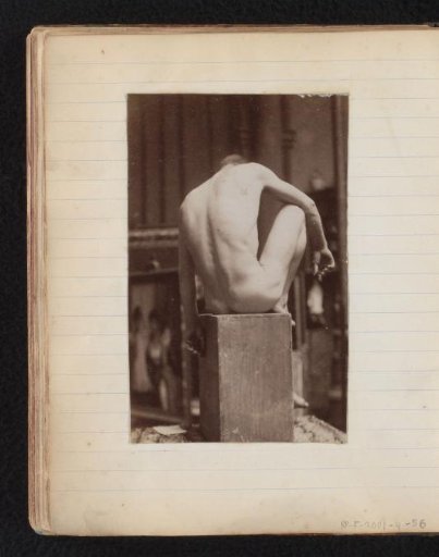 Studie van een mannelijk naaktmodel, zittend en op de rug gezien, in het atelier van Jacques de Lalaing