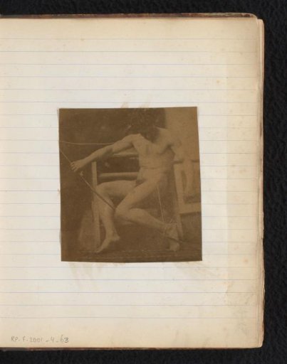 Studie van een mannelijk naaktmodel, zittend op een trapje, van voren gezien met touw en boog op schoot, in het atelier van Jacques de Lalaing
