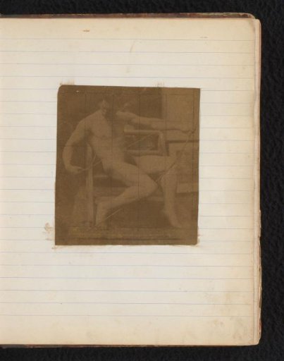 Studie van een mannelijk naaktmodel, zittend op een trapje, van voren gezien met touw en boog op schoot, in het atelier van Jacques de Lalaing