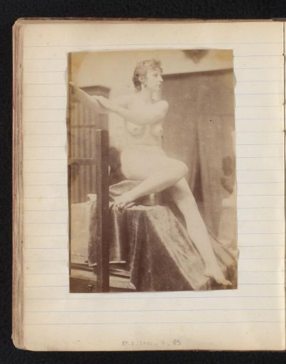Studie van een vrouwelijk naaktmodel, zittend op podium naast schildersezel en schuin van voren gezien, in het atelier van Jacques de Lalaing, voorstudie voor grafmonument Fernand Scribe op kerkhof van Gent