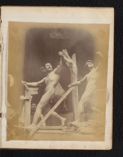 Studie van een mannelijk naaktmodel met de hand in een stellage, van opzij gezien en naast een gipsmodel in dezelfde pose, in het atelier van Jacques de Lalaing