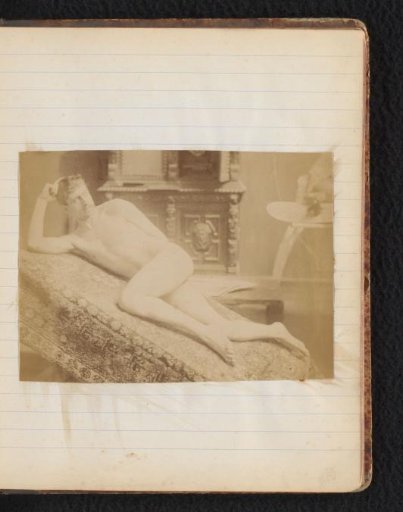 Studie van een mannelijk naaktmodel, liggend, in het atelier van Jacques de Lalaing
