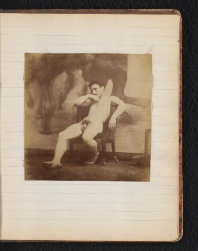 Studie van een mannelijk naaktmodel, zittend in een stoel, in het atelier van Jacques de Lalaing