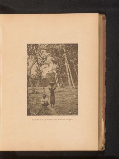 Unknown man and woman with a basket on the head