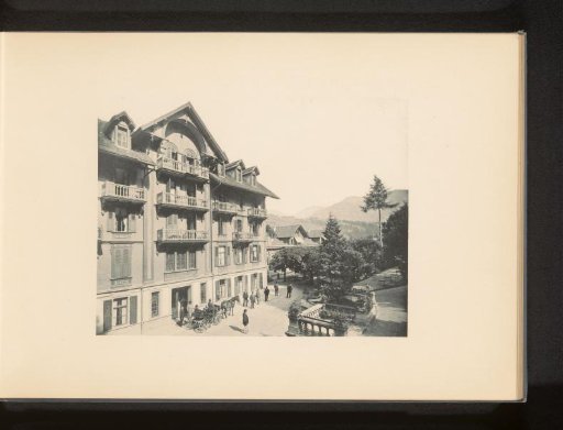 Gezicht op het hoofdgebouw van de baden van Heustrich-les-bains bij Spiez, Zwitserland