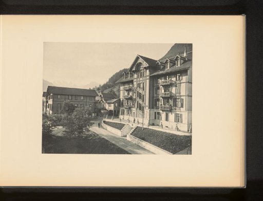 Gezicht op de achterzijde van het hoofdgebouw van de baden van Heustrich-les-bains bij Spiez, Zwitserland