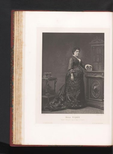 Portrait of Edile Riquer in the role of the Marchioness in Le Pour et le Contre