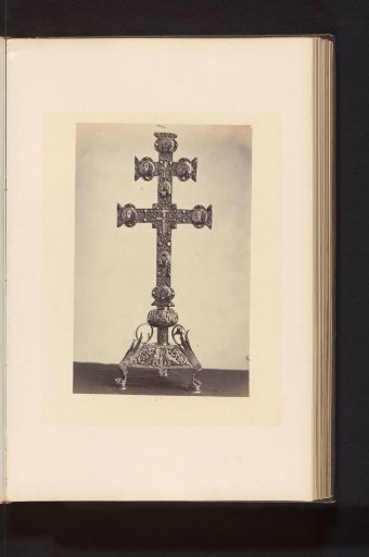 Golden cross with relic from the collection of the Soeurs de Notre-Dame de Namur, displayed at an exhibition of religious objects from the Middle Ages and Renaissance in 1864 in Mechelen