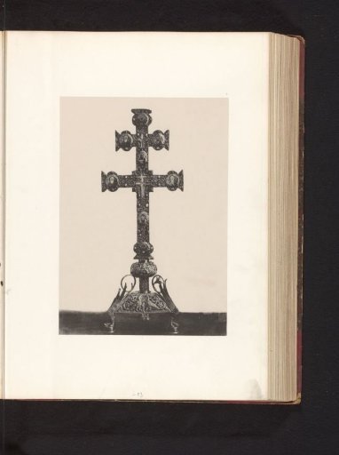 Golden reliquary cross with relic from the collection of the Soeurs de Notre-Dame de Namur, displayed at an exhibition of medieval and Renaissance religious objects in Mechelen in 1864