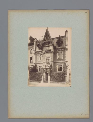 Façade of a dwelling in Paris