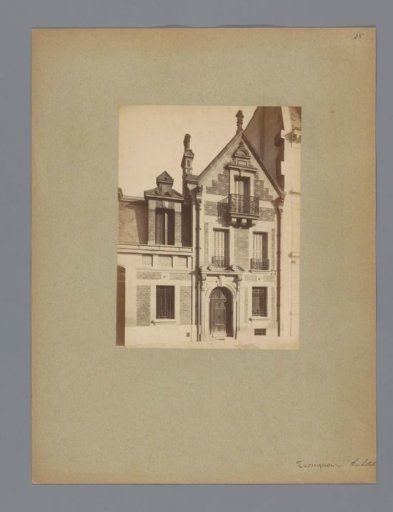 Façade of a dwelling in Paris, designed by Auguste Tronquois