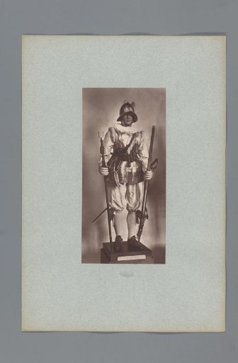 16th-century armor with musket and dagger from the army of Henry III of France, from the collection of the Musée d'Artillerie in Paris