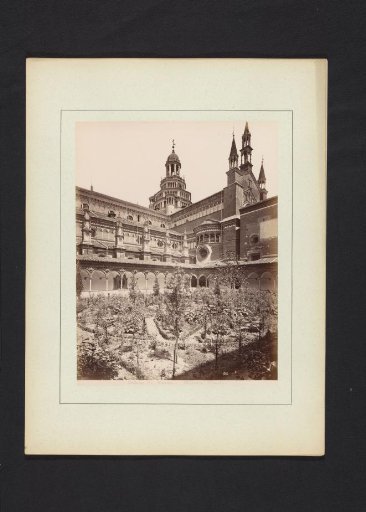 Small courtyard with cloister of the Certosa di Pavia