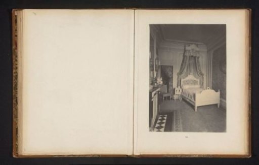Room in the house of Antonin Terme with a decorated bed