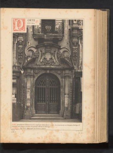 Door of the Oude Beurs in Lille