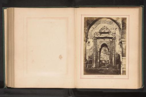 Mihrab, a prayer niche, in the ruins of a mosque in Ahmedabad