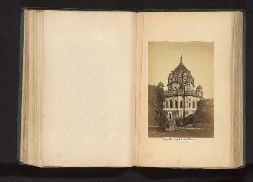 Tomb of the wife of Saadat Ali Khan in Lucknow