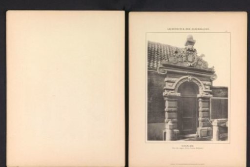 View of the gate of the Frans Loenenhofje in Haarlem