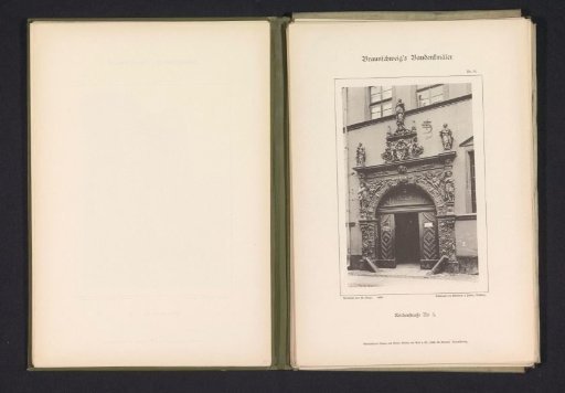 Entrance portal of a building at Reichenstraße 3 in Braunschweig