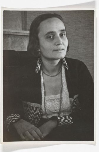 Portrait of Nel Knoop, actress, with a vest knitted by Jeanne van Gelder-Scheffer