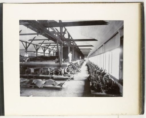 Interior of the fermentation shed Aneta Mineh, contract laborers in the sorting room Helvetia, Sumatra