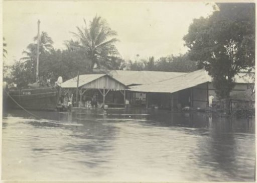 High water on the Wampoeriver near the Sandelbrug, Tandjong Poera, Langkat Sumatra