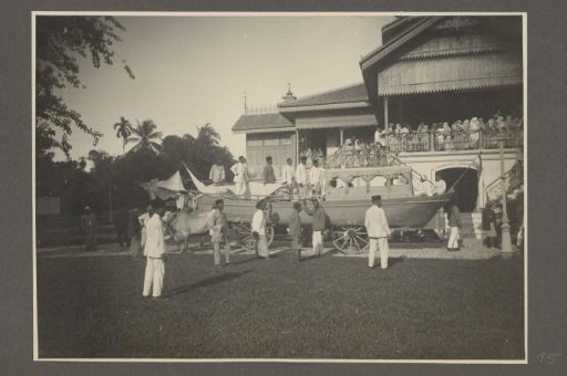 Pageant wagon with crew and spectators in front of the palace of the Sultan of Langkat, Sumatra