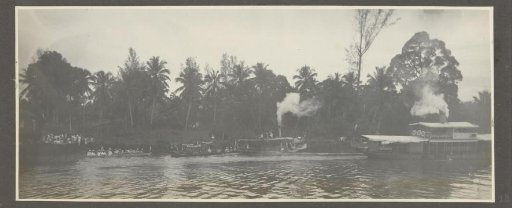 Panorama of the Wampoerivier with racing boats and the S.S. Dandie, the ship of Paul Sandel